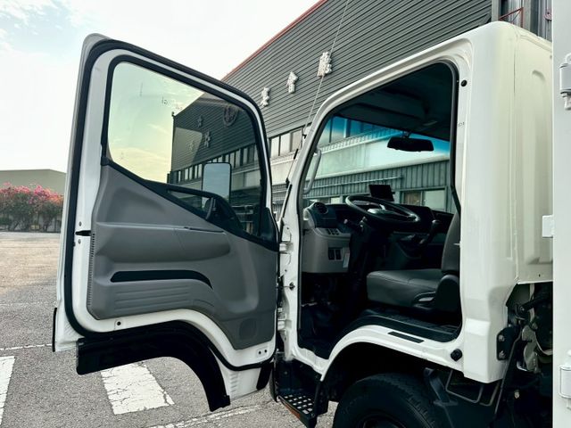 五期堅達 10.5呎 3噸半 已變更載重 一手車實跑29萬9里程保證 揹箱 左右大開門  第13張相片