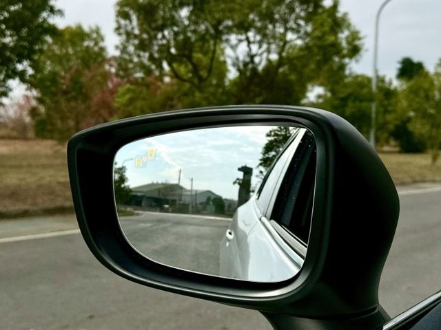 頂級型 實跑17萬7里程保證 IKEY 定速巡航 換檔撥片 抬頭顯示器 倒車顯影 衛星導航 盲點偵測 HID頭燈 天窗  第17張相片