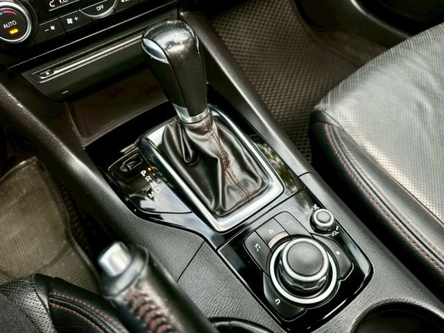 頂級型 實跑17萬7里程保證 IKEY 定速巡航 換檔撥片 抬頭顯示器 倒車顯影 衛星導航 盲點偵測 HID頭燈 天窗  第19張相片