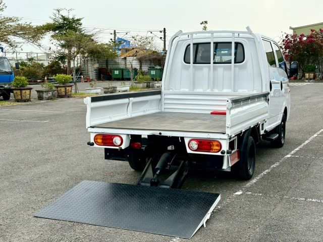 小霸王 雙廂6人座 自排 升降尾門 一手車實跑6萬4里程保證  第5張相片