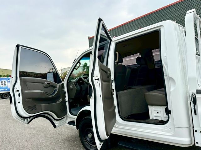 小霸王 雙廂6人座 自排 升降尾門 一手車實跑6萬4里程保證  第15張相片