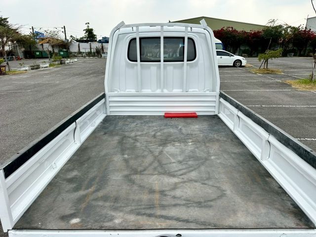 小霸王 雙廂6人座 自排 升降尾門 一手車實跑6萬4里程保證  第16張相片