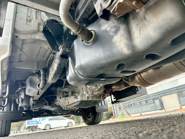 小霸王 雙廂6人座 自排 升降尾門 一手車實跑6萬4里程保證  第19張相片