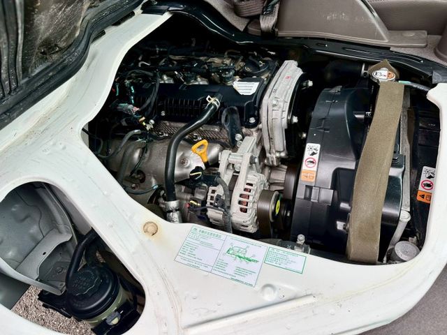 小霸王 雙廂6人座 自排 升降尾門 一手車實跑6萬4里程保證  第20張相片