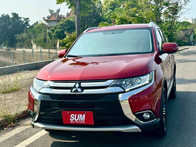 OUTLANDER 一手車原廠紀錄實跑8萬2里程保證 IKEY 定速巡航 影音主機 數位電視 衛星導航 倒車顯影  第1張相片