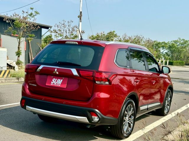 OUTLANDER 一手車原廠紀錄實跑8萬2里程保證 IKEY 定速巡航 影音主機 數位電視 衛星導航 倒車顯影  第3張相片