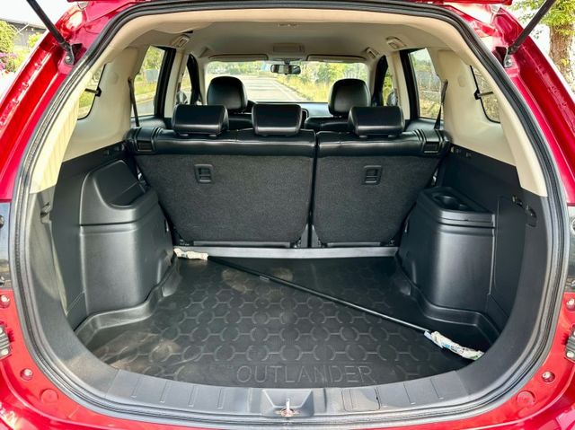 OUTLANDER 一手車原廠紀錄實跑8萬2里程保證 IKEY 定速巡航 影音主機 數位電視 衛星導航 倒車顯影  第7張相片