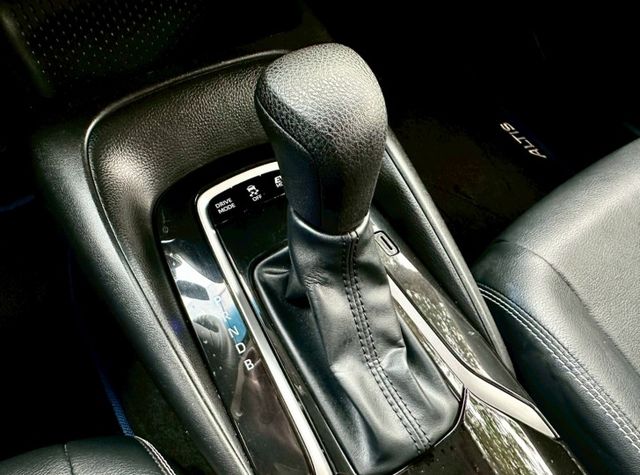 12代 油電尊爵版 一手車原廠紀錄實跑6萬8里程保證 IKEY ACC跟車 車道維持輔助 恆溫空調 自動遠光燈 盲點偵測  第15張相片