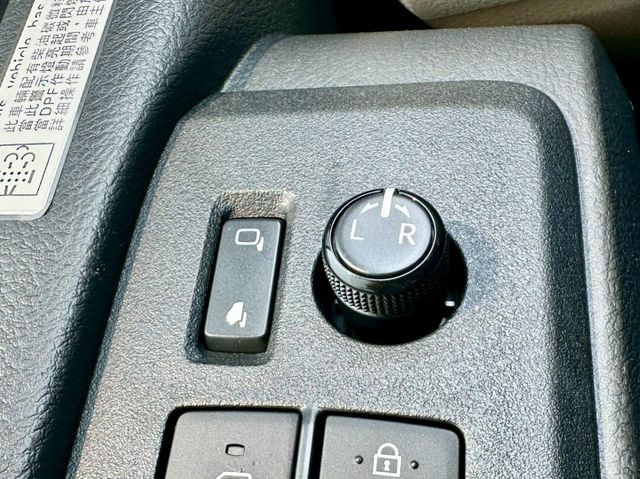 豪華版3人座 後廂大空間 里程保證 四向攝影鏡頭 安卓主機 倒車顯影 電折後視鏡  第16張相片