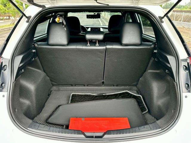 一手車實跑13萬里程保證 原廠影音主機 倒車顯影 衛星導航 前後駐車雷達 抬頭顯示器  第9張相片