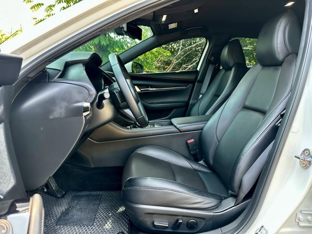 頂規Signature 一手車實跑7萬7里程保證 ACC跟車 車道維持 IKEY  環景攝影 駕駛座電動椅 抬頭顯示器  第5張相片