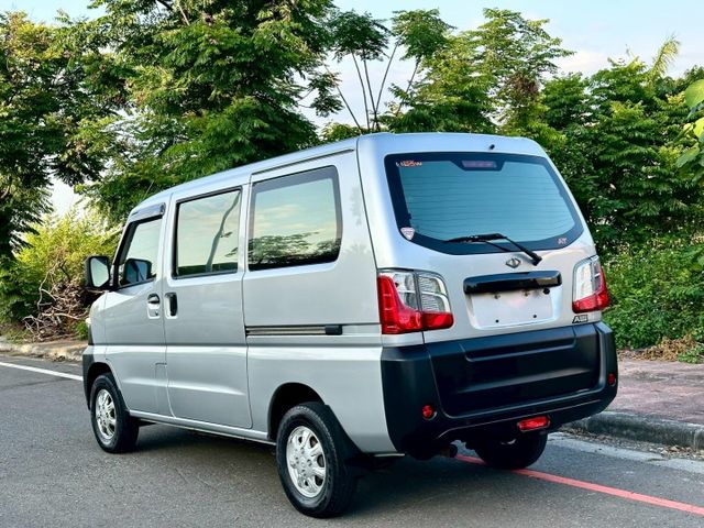 菱利A180 自排 一手車實跑5千6里程保證 定速巡航 盲點偵測 後座空調 加裝第三排椅 原廠保固到2027.10  第4張相片