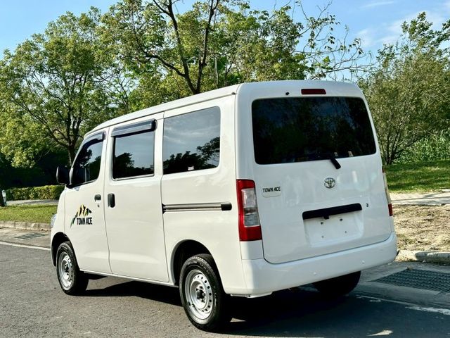 TOWN ACE 自排 五人座 一手車原廠紀錄實跑11萬6里程保證 LED頭燈 雙安 原廠影音主機 倒車顯影 感應頭燈  第4張相片