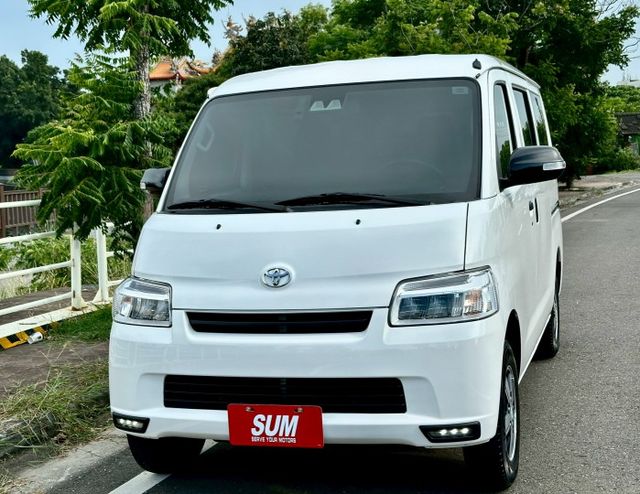 五人座 自排 TSS 一手車原廠紀錄實跑8千里程保證 AEB緊急剎車 循跡防滑 倒車顯影 自動遠光燈 原廠保固到2027  第1張相片