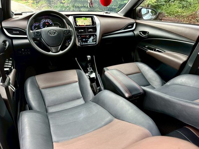 豪華版 女用一手車原廠紀錄實跑1萬4里程保證 IKEY 定速巡航 原廠影音 倒車顯影 衛星導航 恆溫空調 AEB緊急剎車  第8張相片
