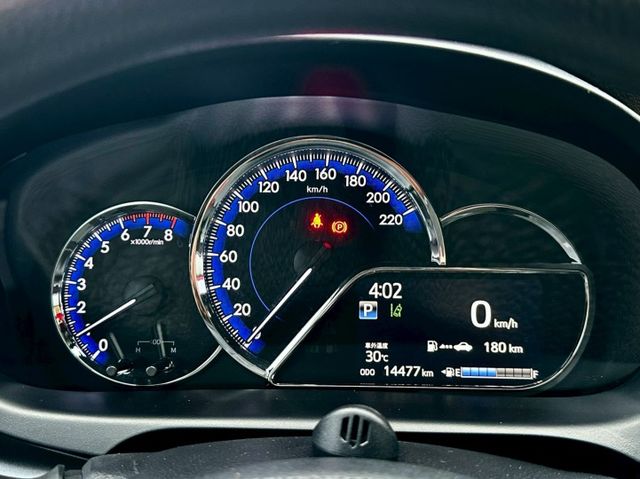 豪華版 女用一手車原廠紀錄實跑1萬4里程保證 IKEY 定速巡航 原廠影音 倒車顯影 衛星導航 恆溫空調 AEB緊急剎車  第9張相片