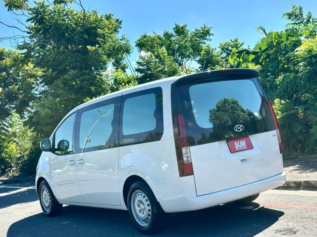 GLD-A 九人座 一手車原廠紀錄僅跑8千5里程保證 定速巡航 循跡防滑 無線手機充電盤 後座空調  第4張相片