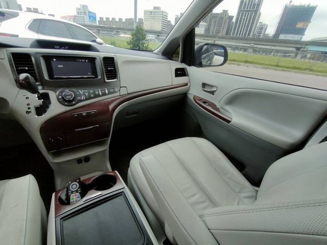 【全場認證五大保證】認證車 大型7-8人座 保證低里程 全家出遊超大空間 電動滑門 電尾門 一手車原版件  第8張相片