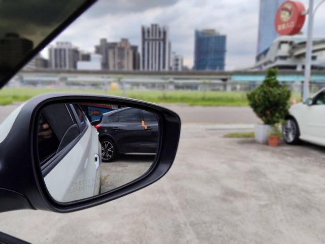 【全場認證五大保固】認證車 升級頂級配備 盲點偵測 LED頭燈 抬頭顯示 影音 一手車原鈑件  第9張相片