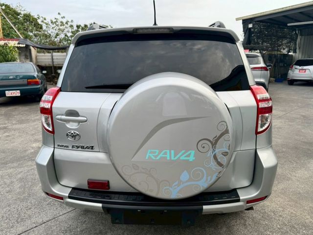 2009 RAV4，兼具實用與舒適，2.4L動力穩定，空間寬敞、視野佳，適合家庭與日常通勤，保值性高。  第5張相片