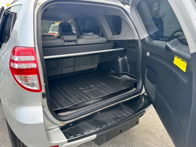 2009 RAV4，兼具實用與舒適，2.4L動力穩定，空間寬敞、視野佳，適合家庭與日常通勤，保值性高。  第8張相片