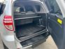 2009 RAV4，兼具實用與舒適，2.4L動力穩定，空間寬敞、視野佳，適合家庭與日常通勤，保值性高。  第8張縮圖