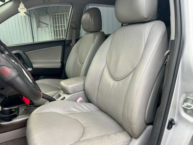 2009 RAV4，兼具實用與舒適，2.4L動力穩定，空間寬敞、視野佳，適合家庭與日常通勤，保值性高。  第9張相片