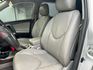 2009 RAV4，兼具實用與舒適，2.4L動力穩定，空間寬敞、視野佳，適合家庭與日常通勤，保值性高。  第9張縮圖