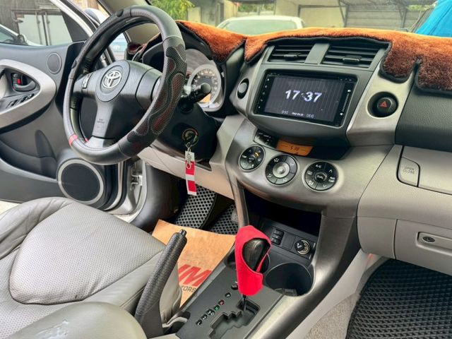 2009 RAV4，兼具實用與舒適，2.4L動力穩定，空間寬敞、視野佳，適合家庭與日常通勤，保值性高。  第13張相片
