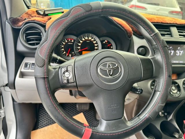 2009 RAV4，兼具實用與舒適，2.4L動力穩定，空間寬敞、視野佳，適合家庭與日常通勤，保值性高。  第14張相片