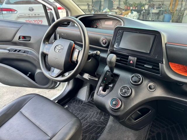 2018年SIENTA七人座空間彈性佳，雙側滑門便利進出，油耗省，安全配備齊全，適合小家庭與多人載客使用。  第7張相片