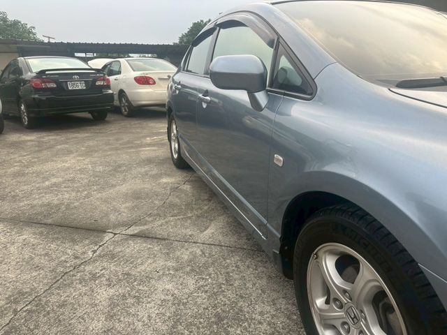 ✔️6只揚聲器  ✔️CD音響主機  ✔️前霧燈  ✔️16吋鋁圈 ✔️前座雙安全氣囊 ✔️前座雙扶手  第4張相片