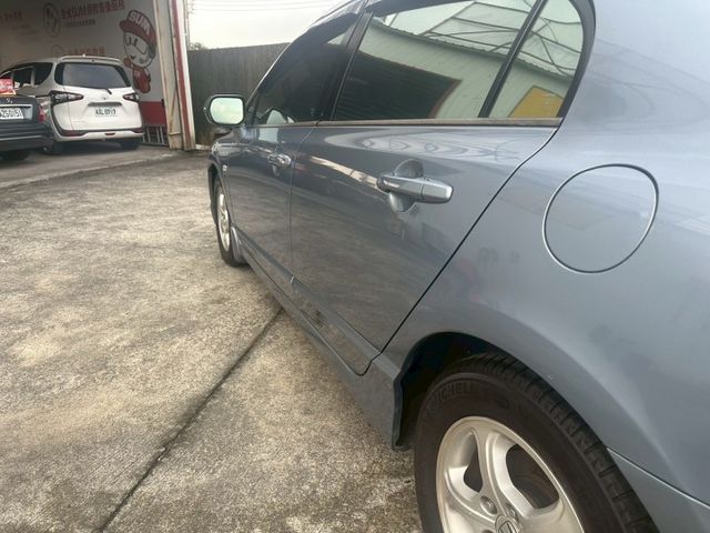 ✔️6只揚聲器  ✔️CD音響主機  ✔️前霧燈  ✔️16吋鋁圈 ✔️前座雙安全氣囊 ✔️前座雙扶手  第8張相片