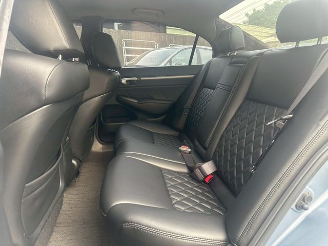 ✔️6只揚聲器  ✔️CD音響主機  ✔️前霧燈  ✔️16吋鋁圈 ✔️前座雙安全氣囊 ✔️前座雙扶手  第9張相片