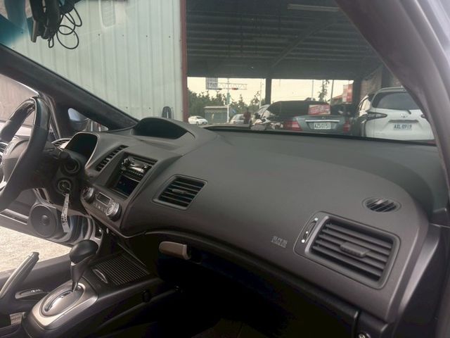 ✔️6只揚聲器  ✔️CD音響主機  ✔️前霧燈  ✔️16吋鋁圈 ✔️前座雙安全氣囊 ✔️前座雙扶手  第12張相片