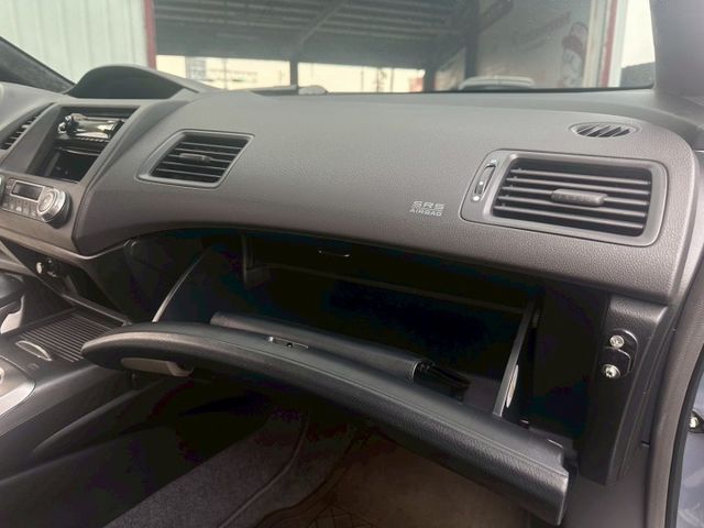 ✔️6只揚聲器  ✔️CD音響主機  ✔️前霧燈  ✔️16吋鋁圈 ✔️前座雙安全氣囊 ✔️前座雙扶手  第13張相片