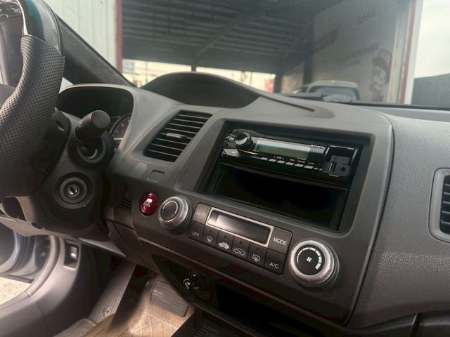 ✔️6只揚聲器  ✔️CD音響主機  ✔️前霧燈  ✔️16吋鋁圈 ✔️前座雙安全氣囊 ✔️前座雙扶手  第14張相片