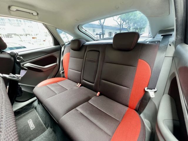 ✓五門掀背 ✓柴油車，省油省稅 ✓賽車椅 ✓動力十足  第11張相片