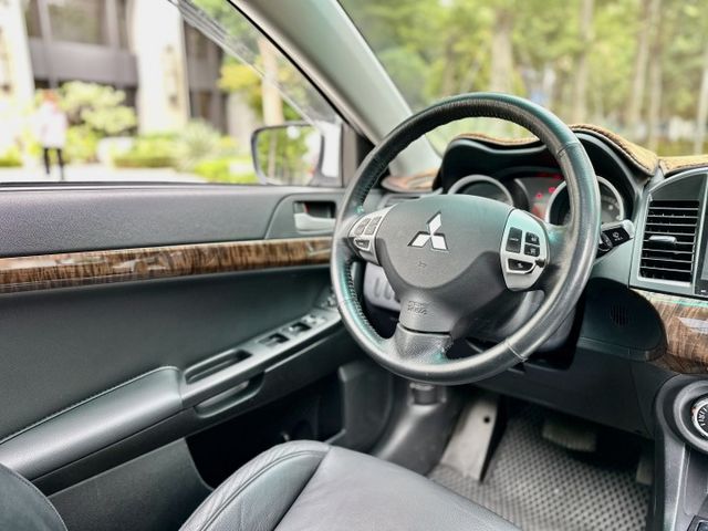 ✓跑車風格轎車 ✓節能省油 ✓電動椅 ✓安卓機 ✓免鑰匙啟動 ✓倒車顯影  第5張相片