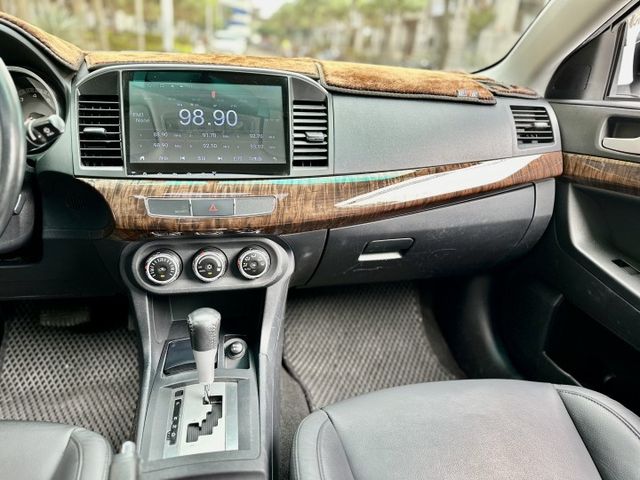 ✓跑車風格轎車 ✓節能省油 ✓電動椅 ✓安卓機 ✓免鑰匙啟動 ✓倒車顯影  第6張相片