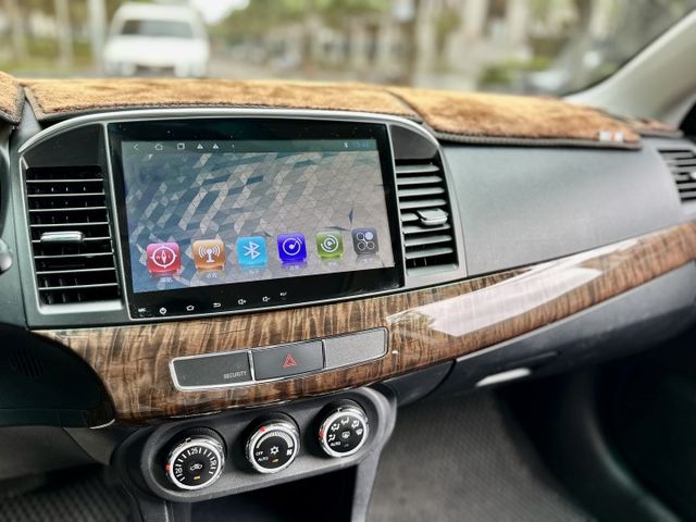 ✓跑車風格轎車 ✓節能省油 ✓電動椅 ✓安卓機 ✓免鑰匙啟動 ✓倒車顯影  第7張相片