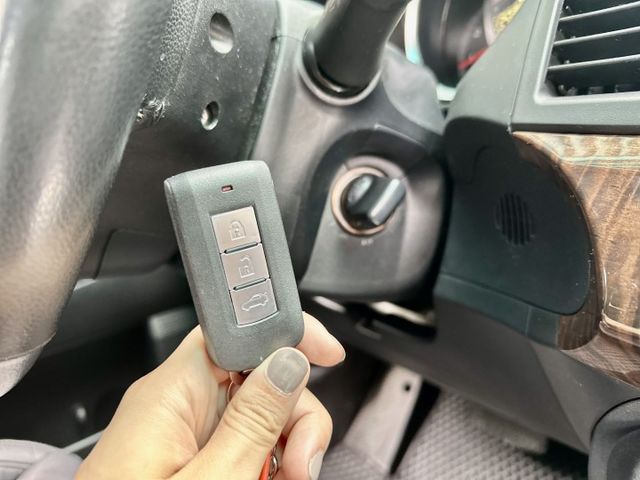 ✓跑車風格轎車 ✓節能省油 ✓電動椅 ✓安卓機 ✓免鑰匙啟動 ✓倒車顯影  第9張相片