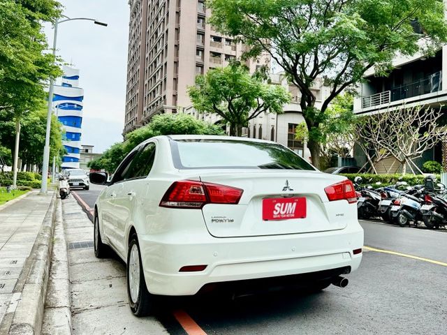✓跑車風格轎車 ✓節能省油 ✓電動椅 ✓安卓機 ✓免鑰匙啟動 ✓倒車顯影  第16張相片