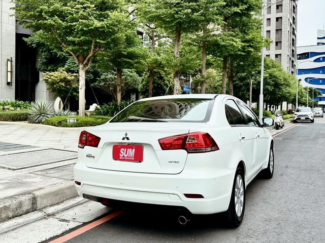 ✓跑車風格轎車 ✓節能省油 ✓電動椅 ✓安卓機 ✓免鑰匙啟動 ✓倒車顯影  第17張相片