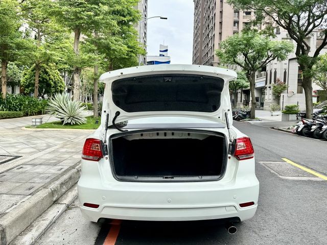 ✓跑車風格轎車 ✓節能省油 ✓電動椅 ✓安卓機 ✓免鑰匙啟動 ✓倒車顯影  第18張相片