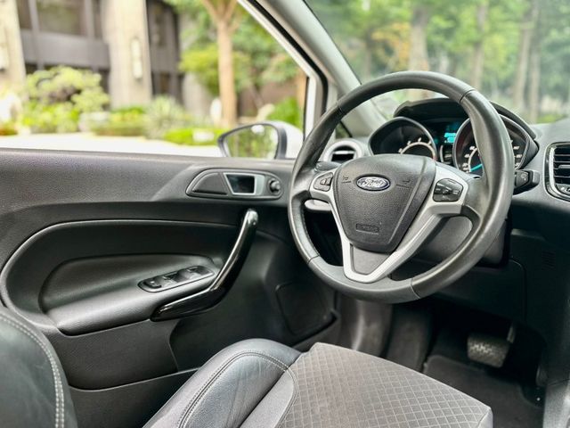 ✓輕巧五門運動款 ✓Keyless系統 ✓原廠SYNC中文娛樂通訊介面 ✓六速雙離合器  第6張相片