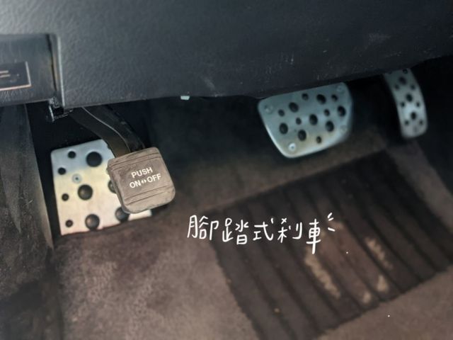 ✓一手車 原廠保養 ✓Toyota保值神車 ✓原廠音響 藍牙/數位電視/導航 ✓質感核桃木飾板  第13張相片