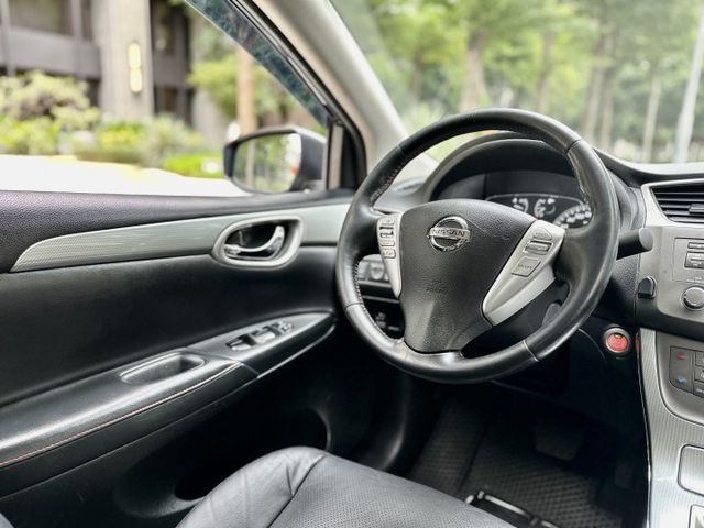 ✓Super Sentra Aero旗艦版 ✓電子啟動IKEY ✓電動收摺後視鏡 ✓後座出風口 ✓抬頭顯示器  第5張相片
