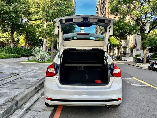 ✓自動停車 新手免擔心 ✓胎壓偵測 ✓影音滿貫 導航藍牙數位電視 ✓天窗  第18張相片