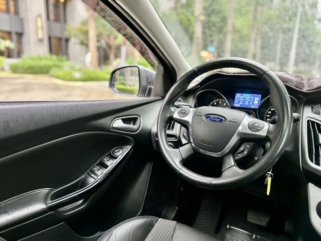 ✓2.0運動汽油版 ✓帥氣代步車 ✓五門後車廂空間大 ✓八核心安卓機 ✓恆溫空調 ✓天窗  第5張相片